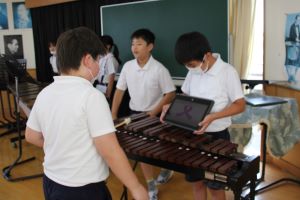 パソコン見ながら木琴