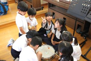 太鼓を囲んで
