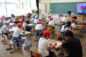書いている
