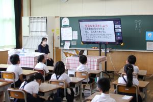 モニタを見る