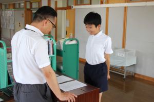 先生の前で