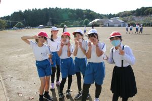 ピースサインの女の子たち