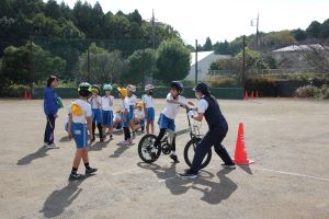 自転車を押さえてもらって