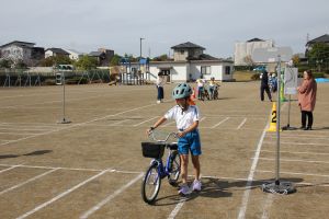 自転車を押して