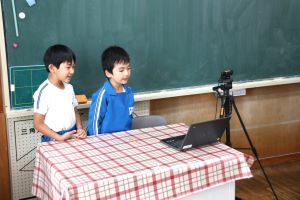 タブレットの前で