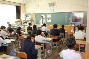 授業風景〈6年生〉国語_1