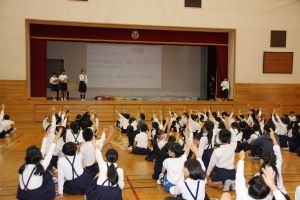 皆が手を上げて