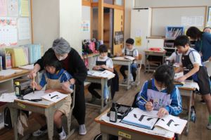 習字支援ボランティアの方と〈3年生〉_1
