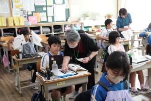 習字支援ボランティアの方と〈3年生〉_2