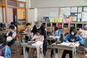 習字支援ボランティアの方と〈3年生〉_3