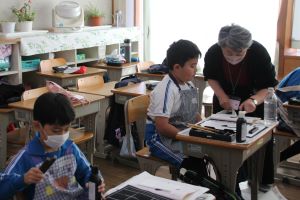 習字支援ボランティアの方と〈3年生〉_4