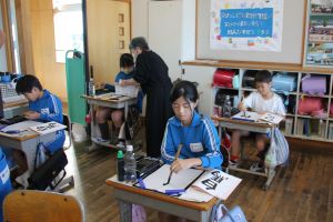 習字支援ボランティアの方と〈4年生〉_1