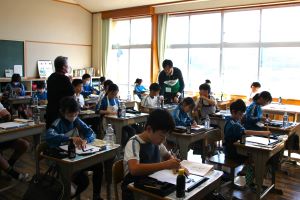 習字支援ボランティアの方と〈4年生〉_2