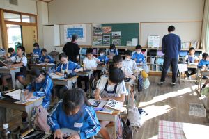 習字支援ボランティアの方と〈4年生〉_3