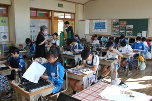 習字支援ボランティアの方と〈4年生〉_4
