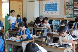 習字支援ボランティアの方と〈4年生〉_5