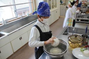 5年1組は調理実習_2