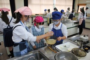 5年1組は調理実習_6