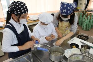 5年1組は調理実習_7