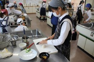 5年1組は調理実習_8