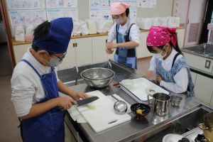 5年1組は調理実習_10