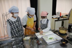 5年1組は調理実習_11