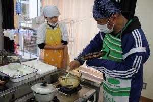 5年1組は調理実習_13