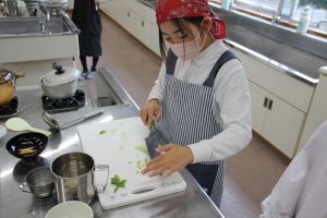 5年1組は調理実習_15