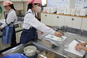 5年1組は調理実習_16