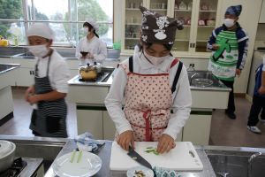 5年1組は調理実習_17