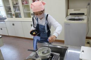 5年1組は調理実習_18