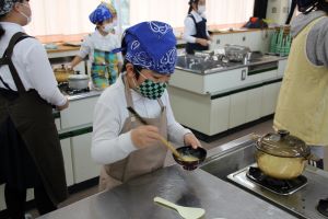 5年1組は調理実習_20