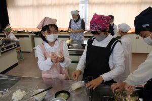 5年1組は調理実習_23