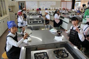 5年1組は調理実習_26