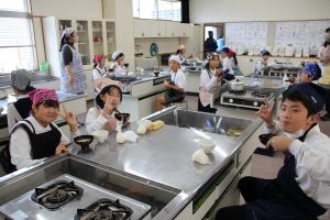 5年1組は調理実習_27