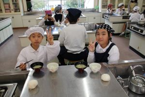 5年1組は調理実習_28