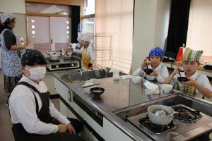 5年1組は調理実習_29