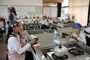 5年1組は調理実習_30