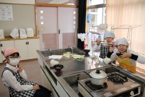 5年1組は調理実習_31