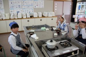 5年1組は調理実習_32