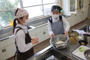 お米をといで