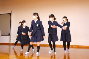 ダンスの練習中_1