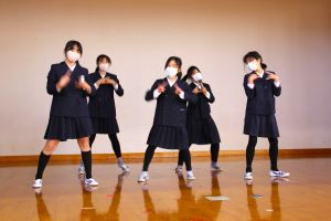 ダンスの練習中_3