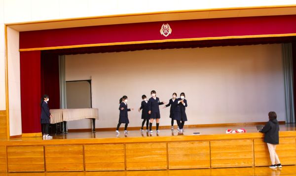 ダンスの練習中_4