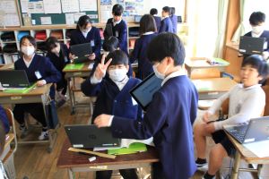 合間にピースサイン
