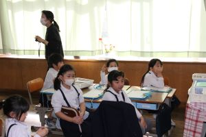 発表を聞く
