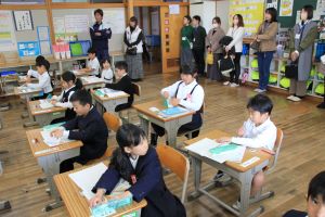 1年授業参観振り向く