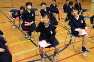 4年ピースする子