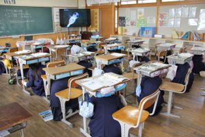 机の下4 机の下4