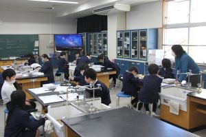 理科室で実験